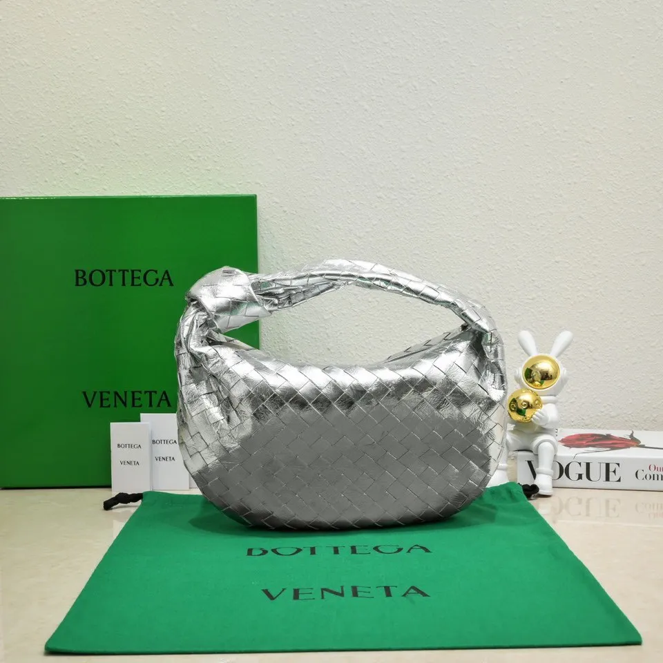 Batch 1520 BV Bottega Veneta's new women's medium JODIE handbag BV bag 🔥The new method is to round the corners on the original basis, and knot the round hobo bag with classic woven leather. The most iconic triangular pull-out design is made of sheepskin hanging soft shape, which is super suitable for concave shapes~Jodie feels really gentle to people. It is definitely the best item for daily matching, unchanged weaving, new elements twist, versatile, and the new favorite of street style Internet celebrities! Size: 36*21*13 Model: 6697